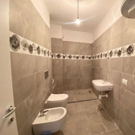 Tirane, jepet me qera apartament 1+1 Kati 2, 60 m² 450 € (Rruga Tefta Tashko Koco)