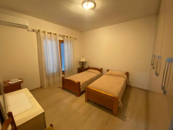 Tirane, jepet me qera Vile 2+1+Aneks Kati 1, 700 € (Pallati Brigatave)