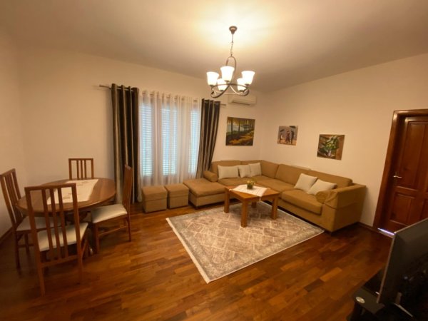 Tirane, jepet me qera Vile 2+1+Aneks Kati 1, 700 € (Pallati Brigatave)