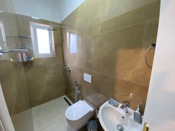 Tirane, jepet me qera Vile 2+1+Aneks Kati 1, 700 € (Pallati Brigatave)
