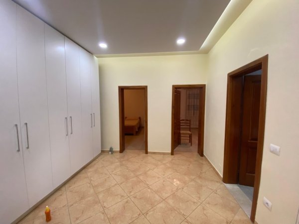 Tirane, jepet me qera Vile 2+1+Aneks Kati 1, 700 € (Pallati Brigatave)