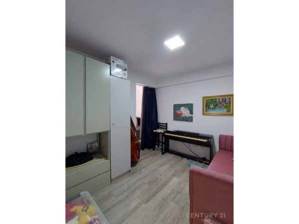 Tirane, jepet me qera apartament 3+1 Kati 3, 130 m² 950 € (SELVIA)