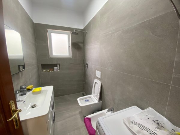 Tirane, jepet me qera Vile 2+1+Aneks Kati 1, 700 € (Pallati Brigatave)