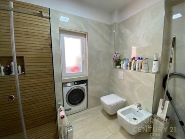 Tirane, jepet me qera apartament 3+1 Kati 3, 130 m² 950 € (SELVIA)