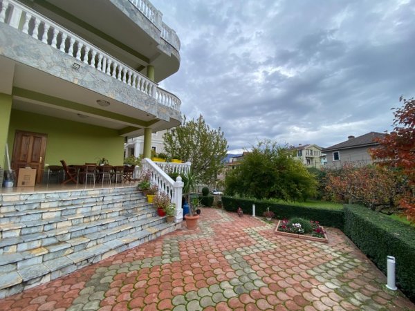 Tirane, jepet me qera Vile 2+1+Aneks Kati 1, 700 € (Pallati Brigatave)