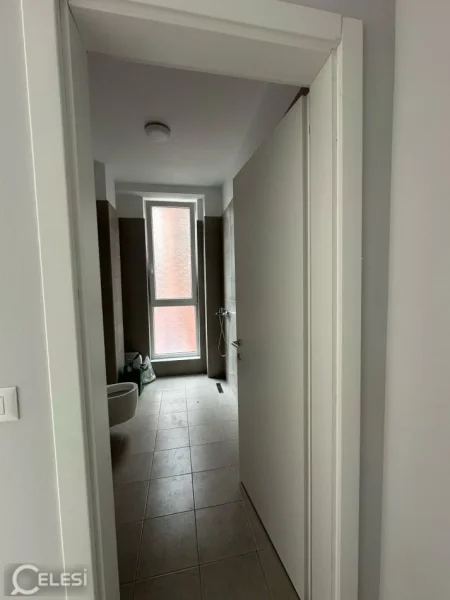 Tirane, jepet me qera zyre Kati 2, 120 m² 1.500 € (USLUGA STACIONI I TRENIT)