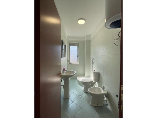 Tirane, jap me qera apartament 1+1 Kati 8, 65 m² 400 € (Misto Mame)