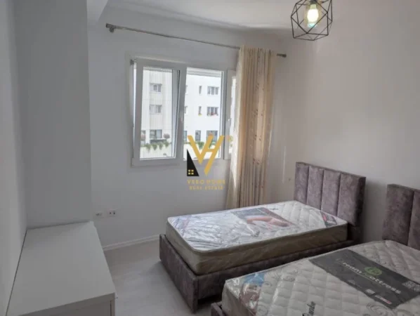 Tirane, jepet me qera apartament 2+1+Ballkon Kati 2, 95 m² 700 € (UNAZA E RE)