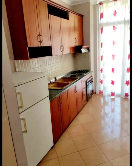 Tirane, jepet me qera apartament 1+1 , 70 m² 400 € (Teodor Keko)