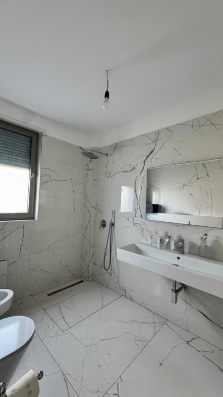 Tirane, jepet me qera zyre Kati 7, 160 m² 2.000 € (Rruga e Kavajes)