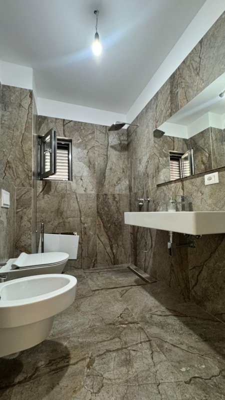 Tirane, jepet me qera zyre Kati 7, 160 m² 2.000 € (Rruga e Kavajes)
