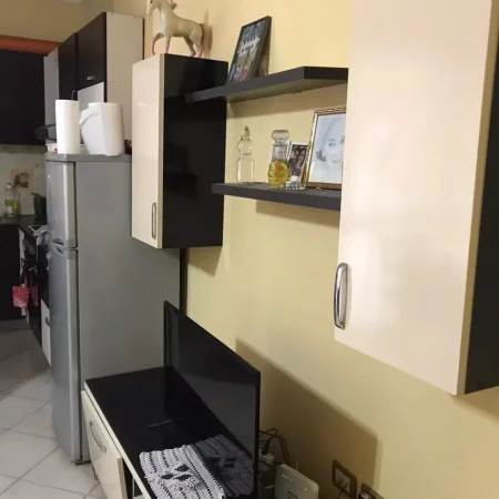 Tirane, jepet me qera apartament 1+1+Ballkon Kati 6, 65 m² 38.000leke (Blv Astir te Bar Xhamero)