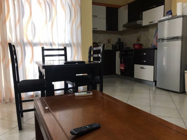Tirane, jepet me qera apartament 1+1+Ballkon Kati 6, 65 m² 38.000leke (Blv Astir te Bar Xhamero)