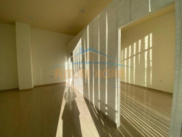 Tirane, jepet me qera dyqan Kati 0, 43 m² 600 € (Ish Ekspozita)