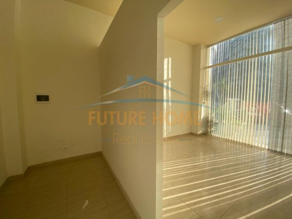 Tirane, jepet me qera dyqan Kati 0, 43 m² 600 € (Ish Ekspozita)