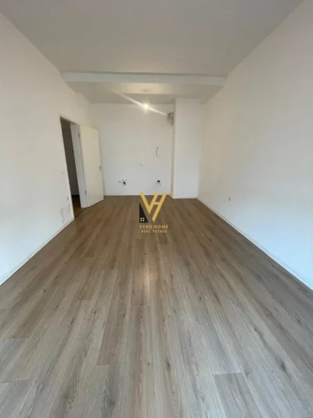 Tirane, jepet me qera zyre Kati 10, 115 m² 600 € (RRUGA E KAVAJES)