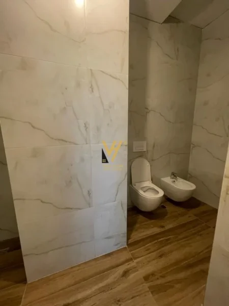 Tirane, jepet me qera zyre Kati 10, 115 m² 600 € (RRUGA E KAVAJES)