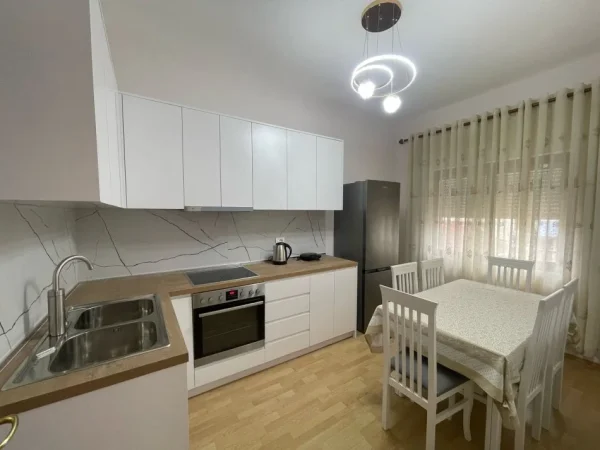 Tirane, jepet me qera apartament 2+1+Aneks+Ballkon Kati 2, 500 € (liqeni i thate)
