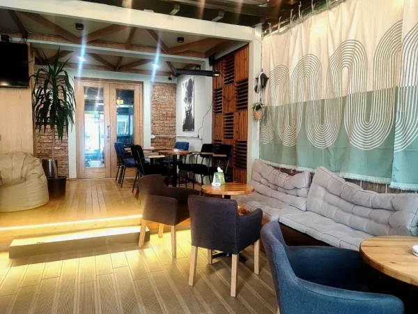 Tirane, jepet me qera lokal Kati 0, 150 m² 1.000 € (ish ekspozita)