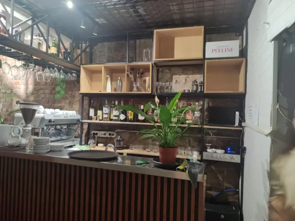 Tirane, jepet me qera lokal Kati 0, 150 m² 1.000 € (ish ekspozita)