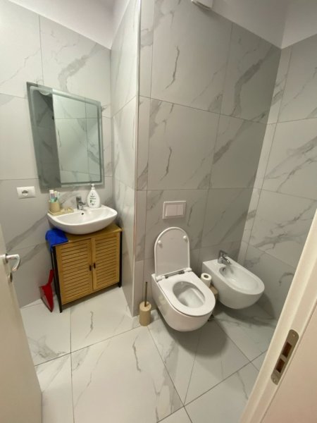 Tirane, jepet me qera apartament duplex 1+1 Kati 4, 60 m² 600 € (Liqeni i thate)