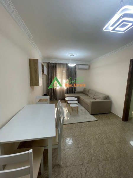 Tirane, jepet me qera apartament 1+1+Ballkon Kati 1, 50 m² 550 € (Qender/Posta Qendrore)