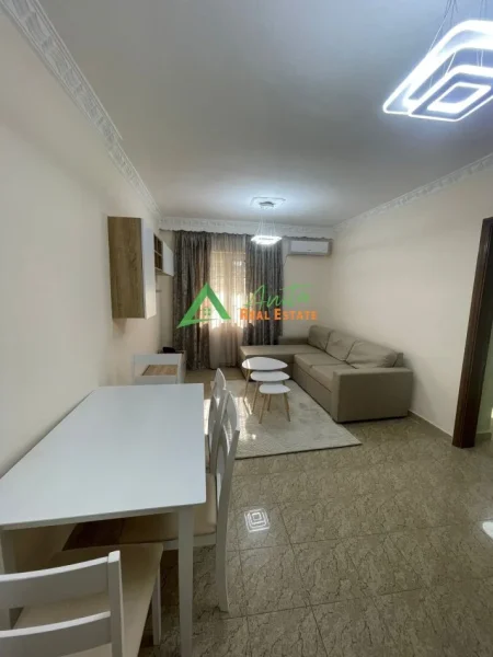Tirane, jepet me qera apartament 1+1+Ballkon Kati 1, 50 m² 500 € (Myslym SHyri/tregu Cam)