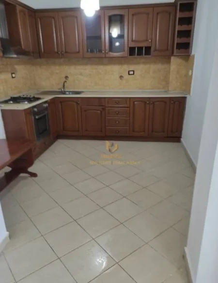 Tirane, shitet apartament 2+1 Kati 4, 65 m² 100.000 € (Shkolla bashkuar)