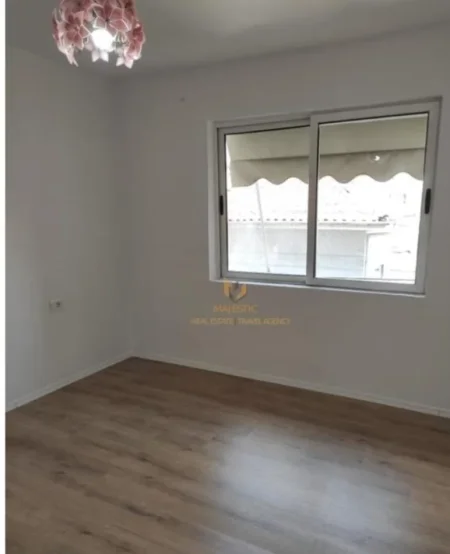 Tirane, shitet apartament 2+1 Kati 4, 65 m² 100.000 € (Shkolla bashkuar)