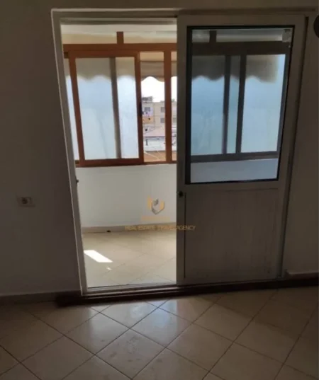 Tirane, shitet apartament 2+1 Kati 4, 65 m² 100.000 € (Shkolla bashkuar)