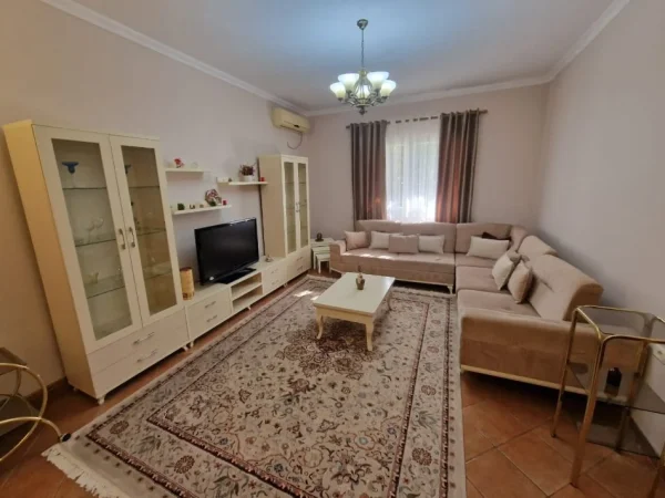 Tirane, jepet me qera Vile Kati 0, 360 m² 2.000 € (Selite)
