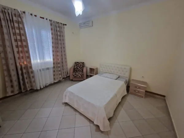 Tirane, jepet me qera Vile Kati 0, 360 m² 2.000 € (Selite)