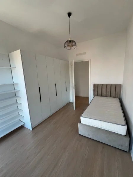 Tirane, jepet me qera apartament 2+1 , 550 € (Jordan Misja, Pallati Kontakt)