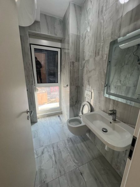Tirane, jepet me qera apartament 2+1 , 550 € (Jordan Misja, Pallati Kontakt)