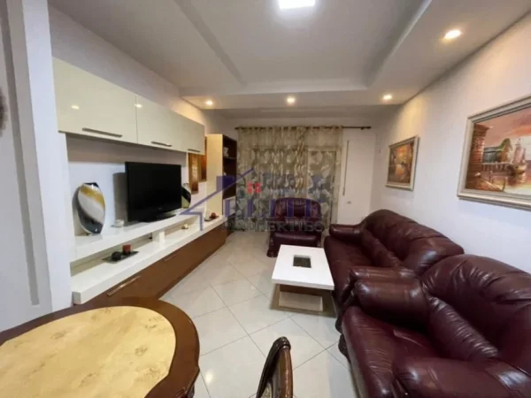 Tirane, jepet me qera apartament 2+1+Ballkon Kati 4, 120 m² 700 € (Zogu i Zi)
