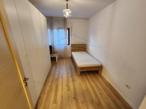 Tirane, jepet me qera apartament 2+1 Kati 1, 133 m² 800 € (Kopshti Botanika)