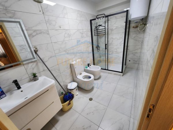 Tirane, jepet me qera apartament 2+1 Kati 1, 133 m² 800 € (Kopshti Botanika)