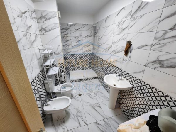 Tirane, jepet me qera apartament 2+1 Kati 1, 133 m² 800 € (Kopshti Botanika)
