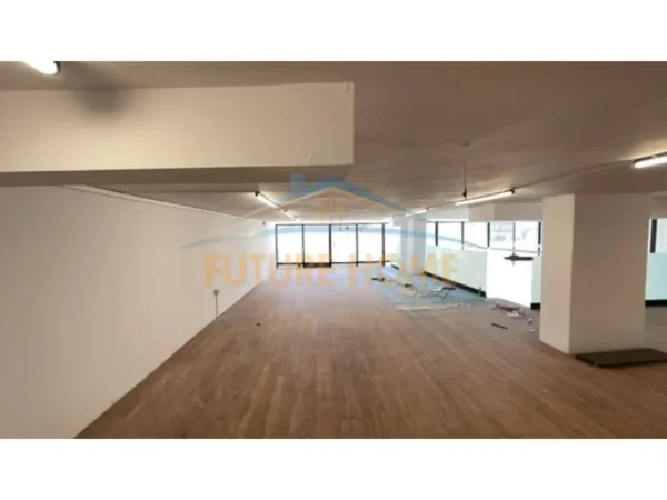 Tirane, jepet me qera ambjent biznesi Kati 0, 210 m² 2.000 € (Fusha e Aviacionit)
