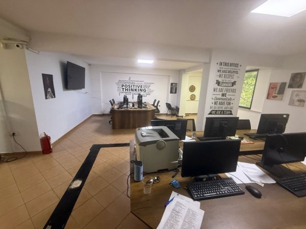 Tirane, jepet me qera dyqan Kati 2, 120 m² 880 € (Rruga e Kavajes)