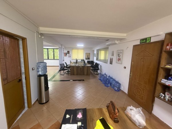 Tirane, jepet me qera dyqan Kati 2, 120 m² 880 € (Rruga e Kavajes)