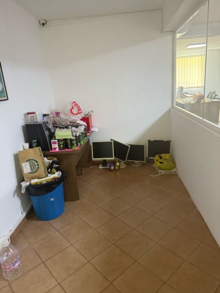 Tirane, jepet me qera dyqan Kati 2, 120 m² 880 € (Rruga e Kavajes)