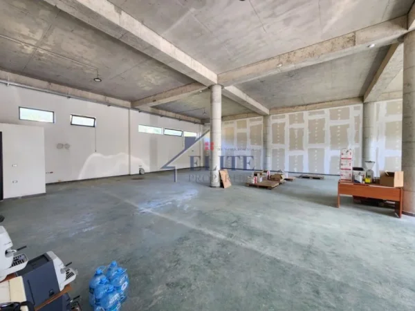 Tirane, jepet me qera magazine Kati 0, 200 m² 1.000 € (Prush)