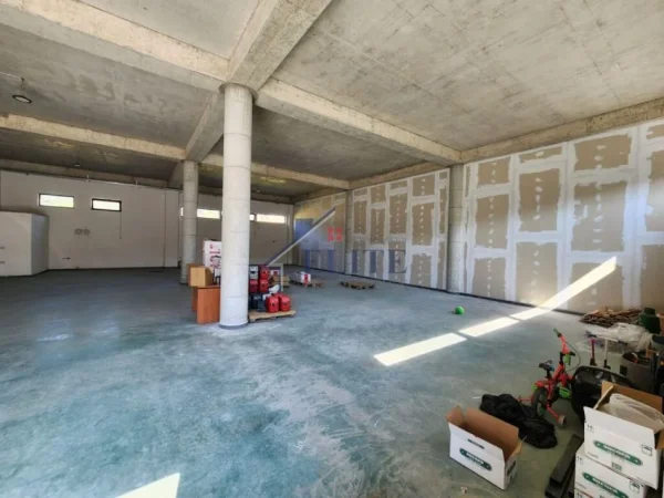 Tirane, jepet me qera magazine Kati 0, 200 m² 1.000 € (Prush)