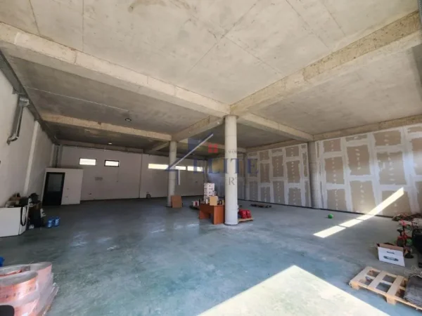 Tirane, jepet me qera magazine Kati 0, 200 m² 1.000 € (Prush)