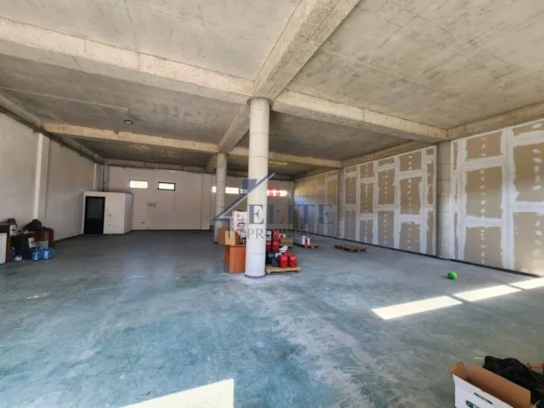 Tirane, jepet me qera magazine Kati 0, 200 m² 1.000 € (Prush)