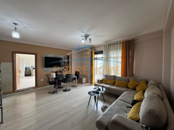 Tirane, jepet me qera apartament 1+1 Kati 7, 70 m² 429 € (Unaza e Re)