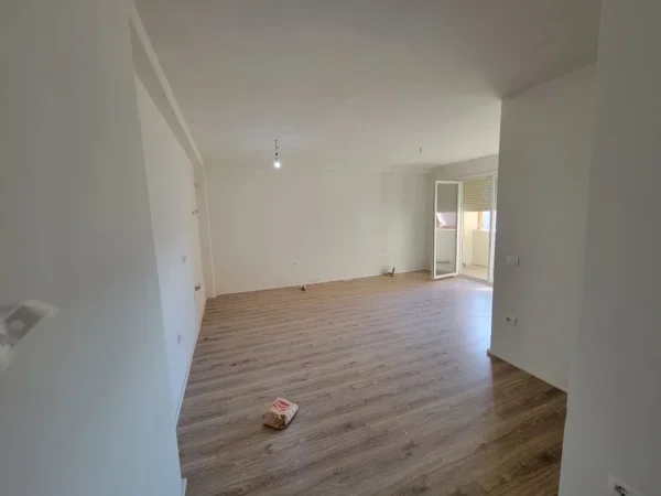 Tirane, jepet me qera apartament 1+1+Aneks+Ballkon Kati 10, 75 m² 450 € (Tirana Golden Park)