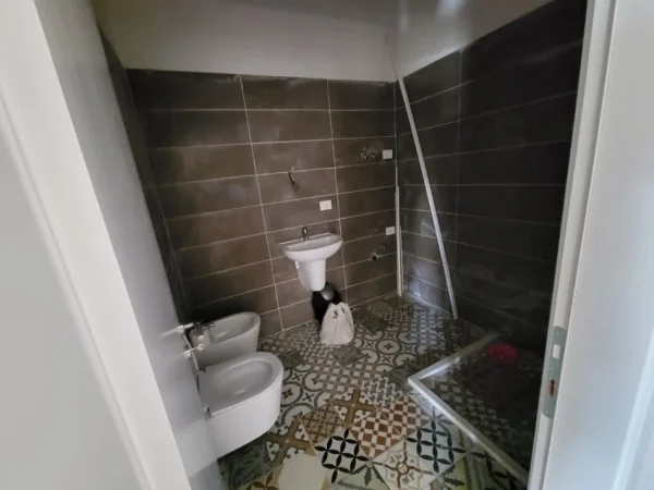 Tirane, jepet me qera apartament 1+1+Aneks+Ballkon Kati 10, 75 m² 450 € (Tirana Golden Park)