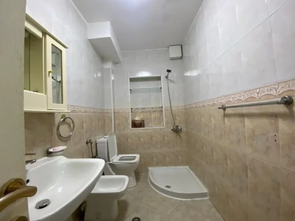 Tirane, jepet me qera apartament 2+1+Ballkon Kati 4, 80 m² 400 € (Atrium113977)